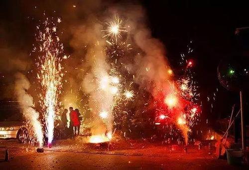 过新年放鞭炮视频,喜庆氛围浓烈