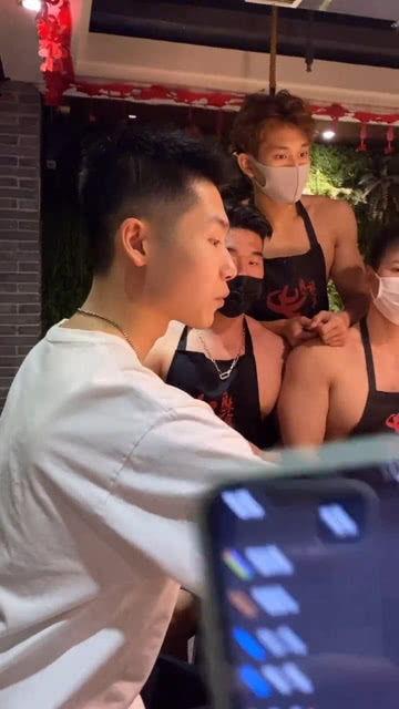 男男的视频,男男视频中的浪漫瞬间